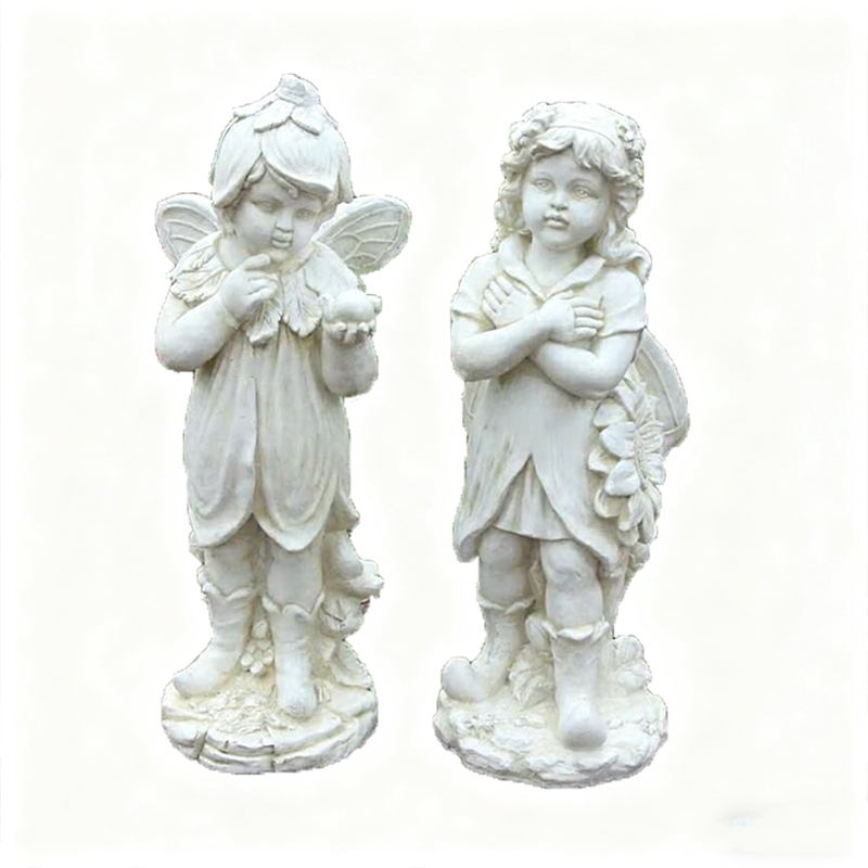 Скульптура маленького ангела из стекловолокна.