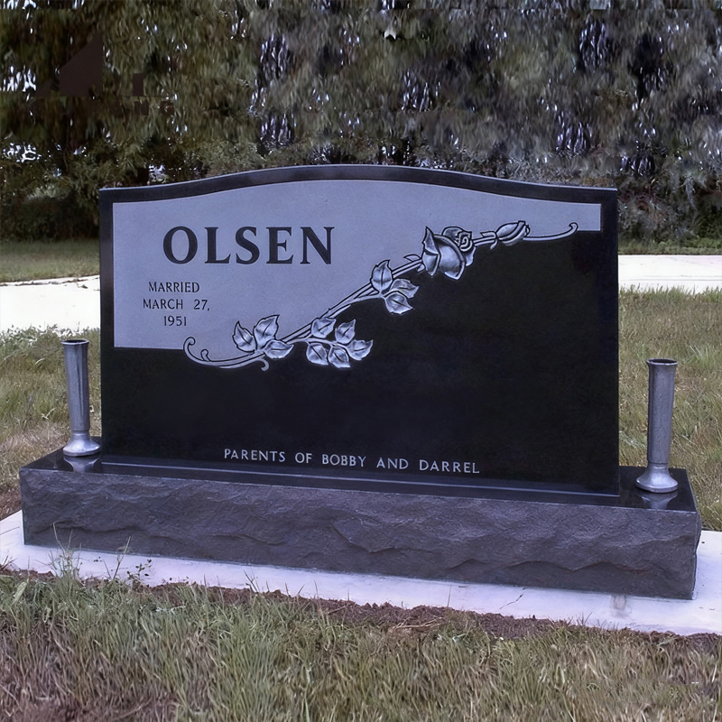 Черно-белое мраморное надгробие с контрастным розовым узором