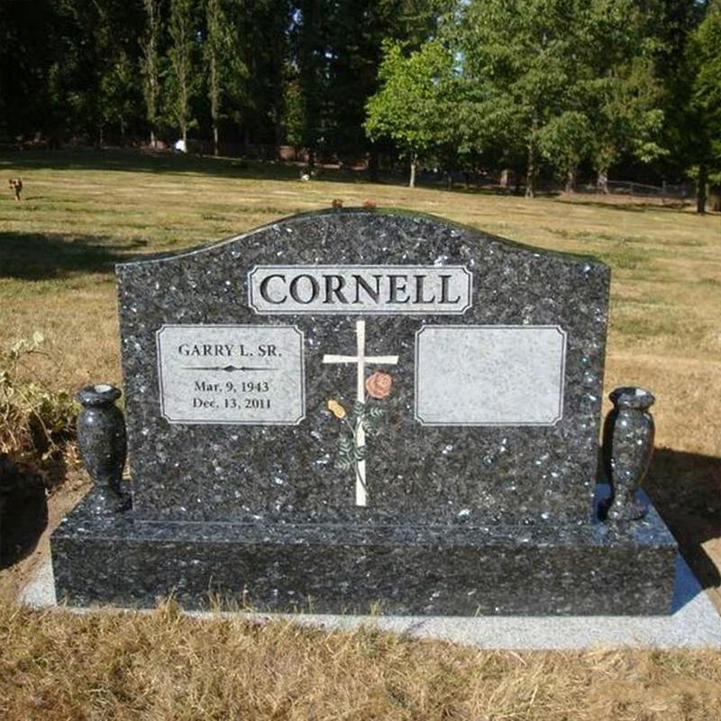 Гранитный надгробный камень-компаньон с узором «крест-роза»