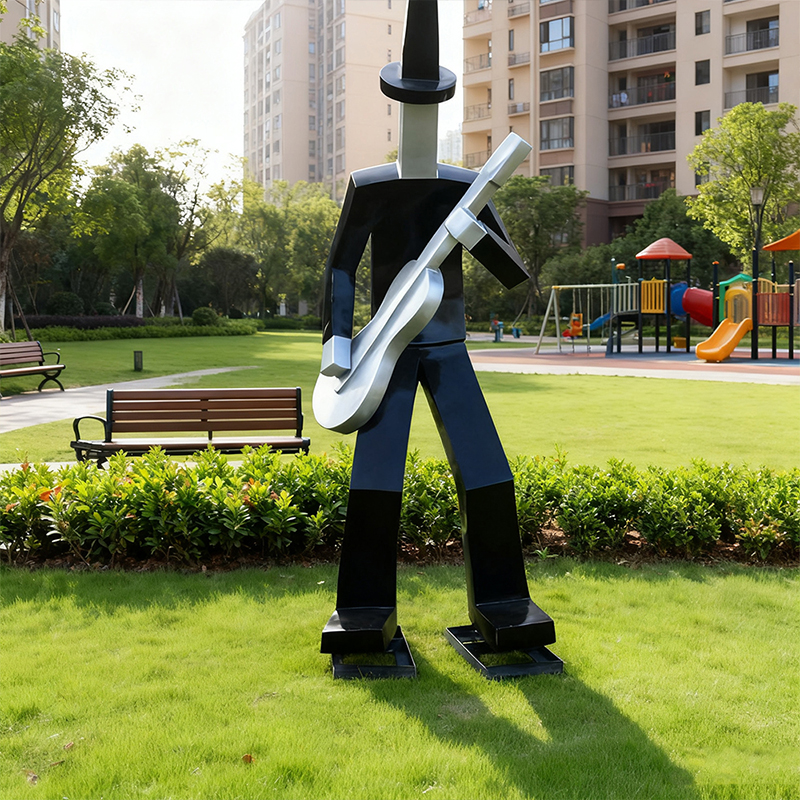 Скульптура человека из стекловолокна в абстрактном «гитаристском» дизайне