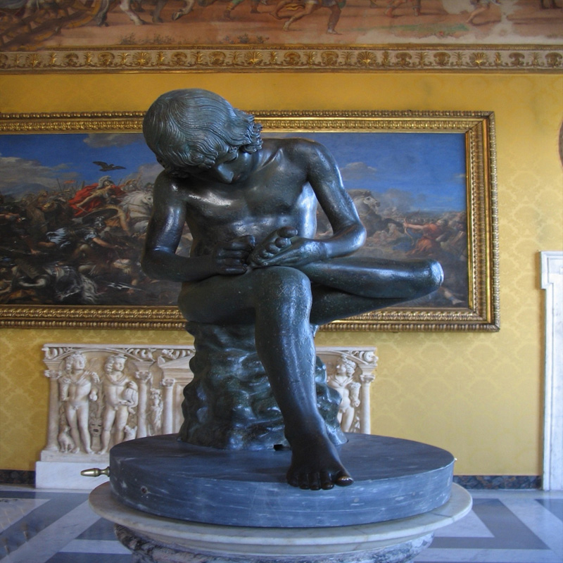 Прочная уличная мраморная человеческая скульптура мальчика, выдергивающего шип из ноги, европейский дизайн