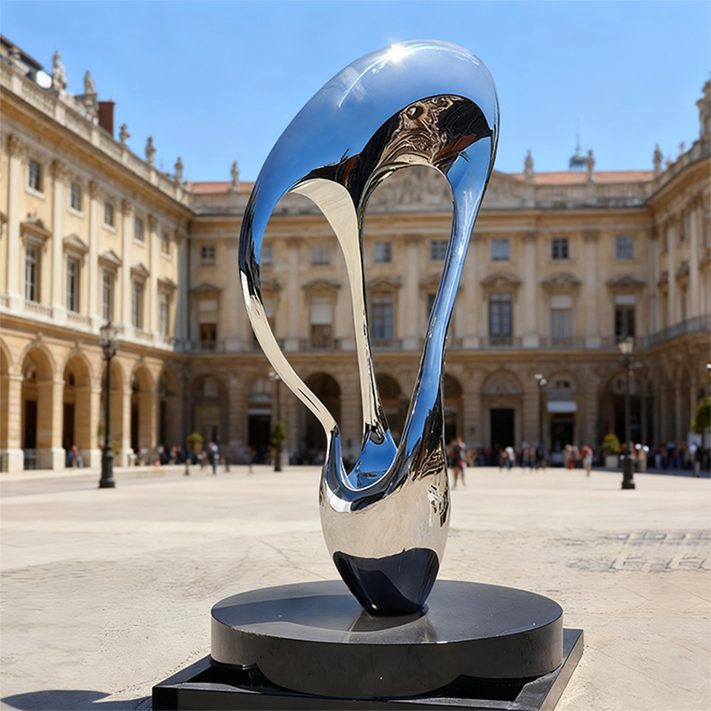 Скульптура из полированной нержавеющей стали