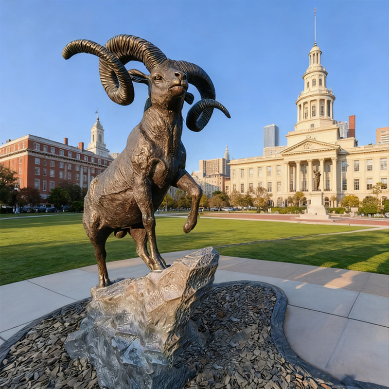 Бронзовая скульптура барана с большим рогом – украшение сада